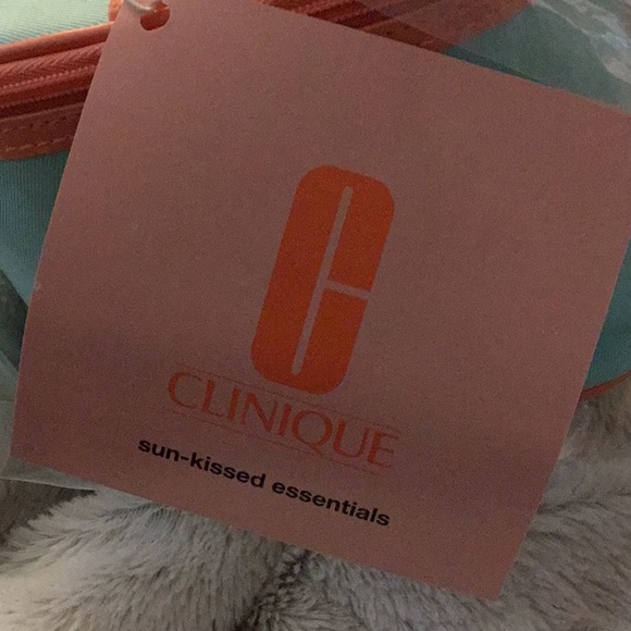 Clinique Sun kissed essentials set NWT - Picture 2 of 3